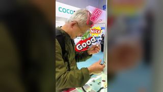 অভিজ্ঞ টেকনিশিয়ান মঞ্চে উঠে মূল্যায়ন করার জন্য তার পড়ার চশমা খুলে ফেলেন।